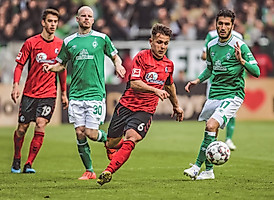 Weite Reise, leider ohne Ertrag: Beim Auswärtsspiel im April gibt es für Amir Abrashi (3.v.l.) und Kollegen nichts zu holen. Anders im Herbst, als dem SC in letzter Minute der 2:2-Ausgleich gelingt. (Foto: Axel Heimken)
