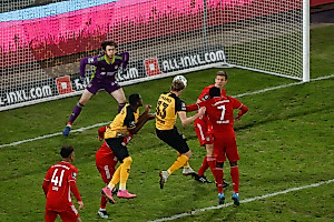 Daferner köpft die SGD früh in Führung. | Foto: Steffen Kuttner