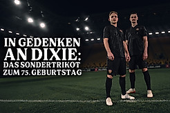 Tony Menzel und Stefan Kutschke im schwarzen Sondertrikot, das Vereinslegende Dixie Dörner gedenkt.