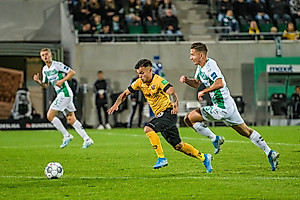 Horvath treibt den Ball nach vorne. 