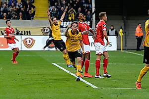 3:0: Lumpi Lambertz entscheidet das Spiel mit wuchtigem Kopfball.