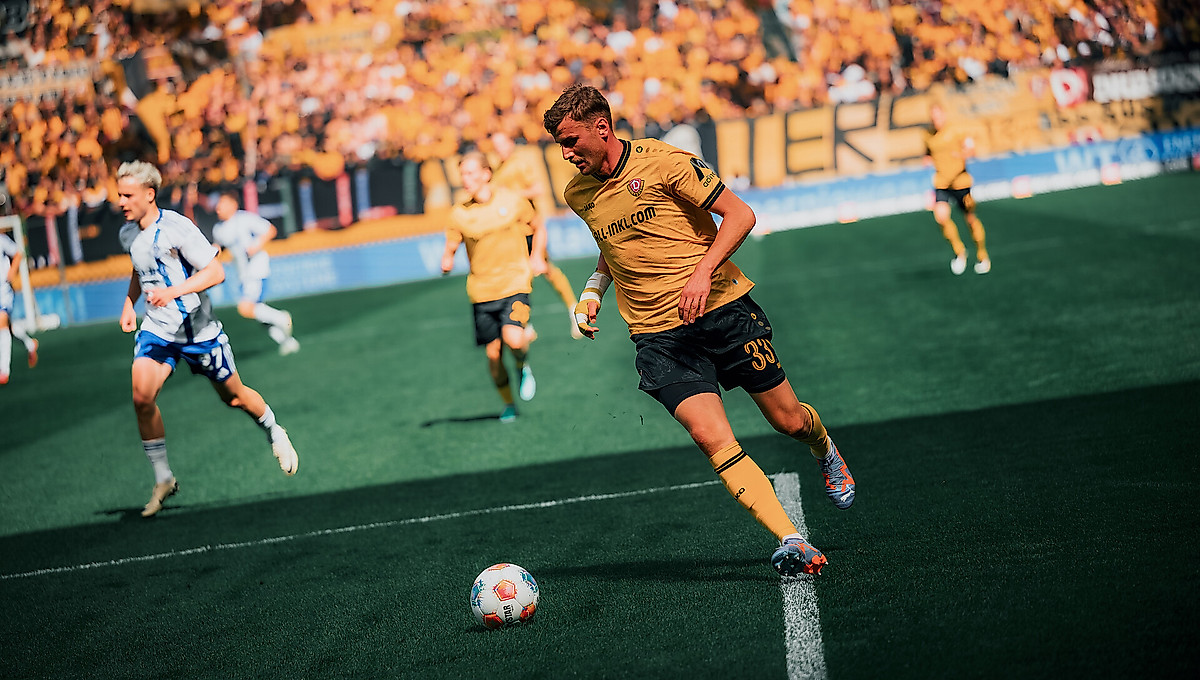 Christoph Daferner dribbelt mit dem Ball im Stadion.