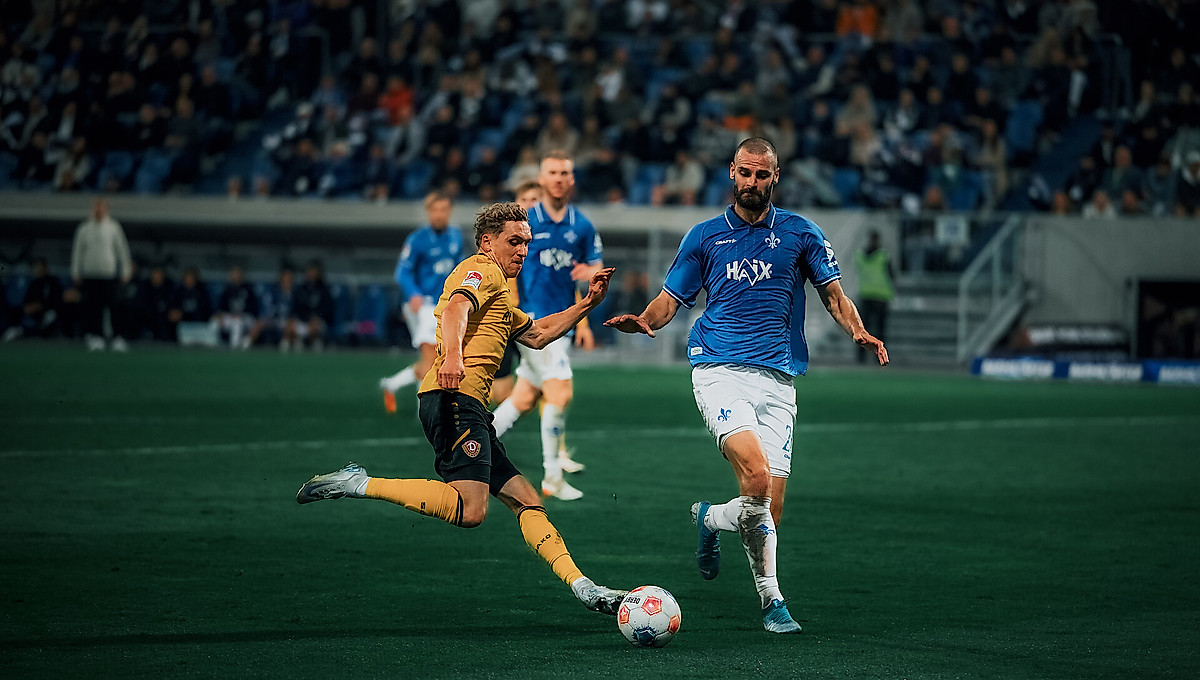 Luca Herrmann im Zweikampf um den Ball mit Darmstadts Vukotic.