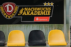 Die Auswechselbank auf dem Gelände der Nachwuchs Akademie.