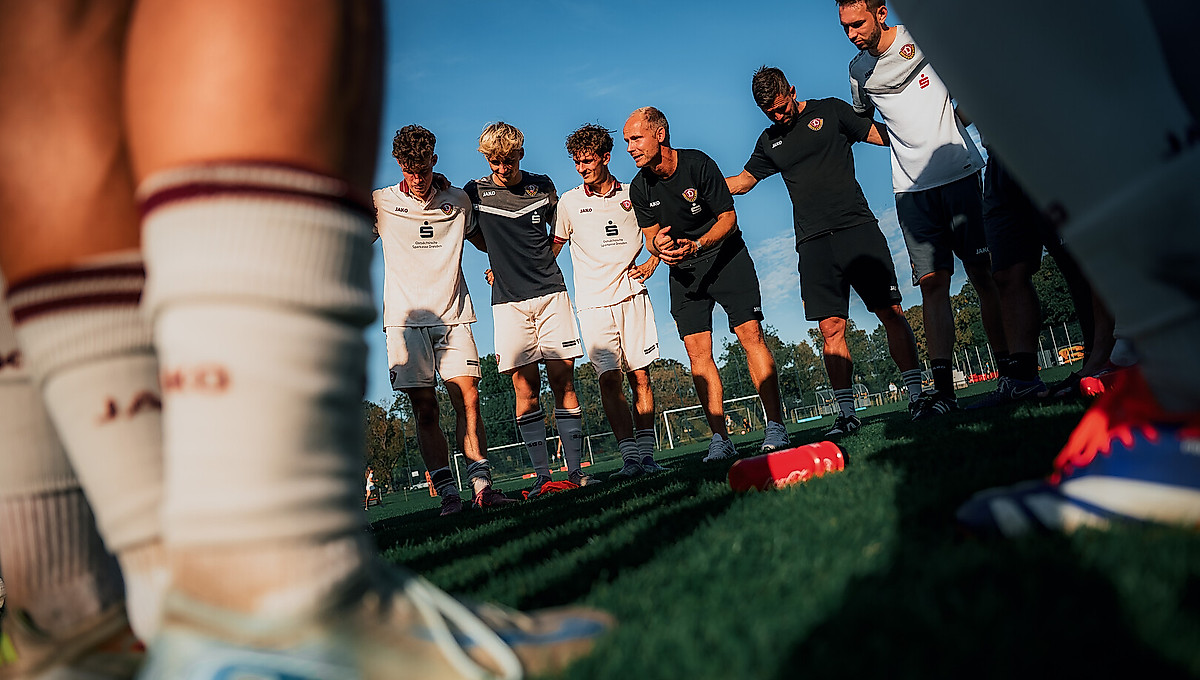 U21-Cheftrainer Sebastian König bei der Ansprache im Mannschaftskreis.