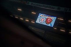 Die Anzeigetafel im Kieler Holstein-Stadion mit der Spielansetzung.