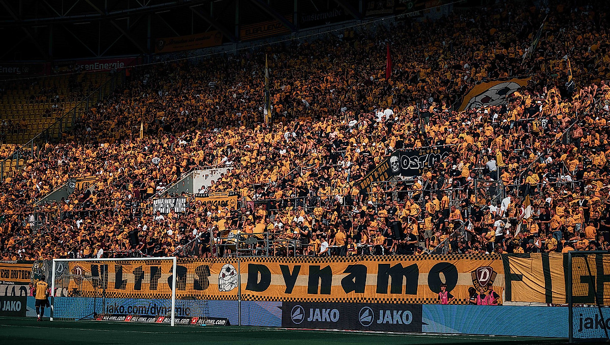 Der gefüllte K-Block im Rudolf-Harbig-Stadion.