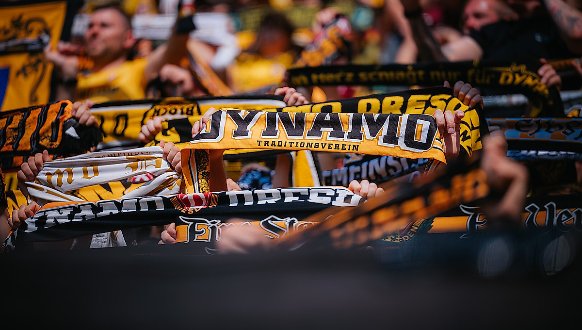 Fans halten einen SGD-Schal nach oben.