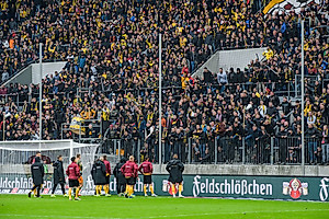 Die Mannschaft stellt sich den enttäuschten Fans