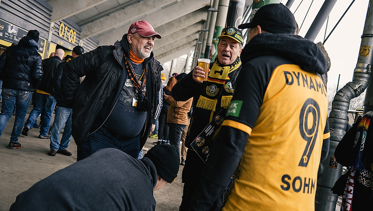 Drei ältere Dynamo-Fans unterhalten sich angeregt