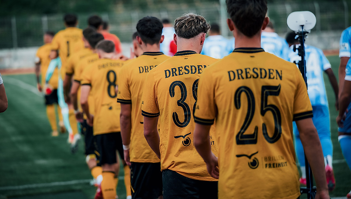 Die Spieler der U21 beim Einlaufen.