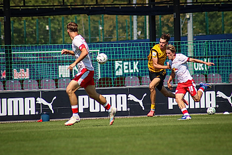 Nachwuchsspieler der SG Dynamo Dresden sowie von RasenBallsport Leipzig im Spiel gegeneinander.