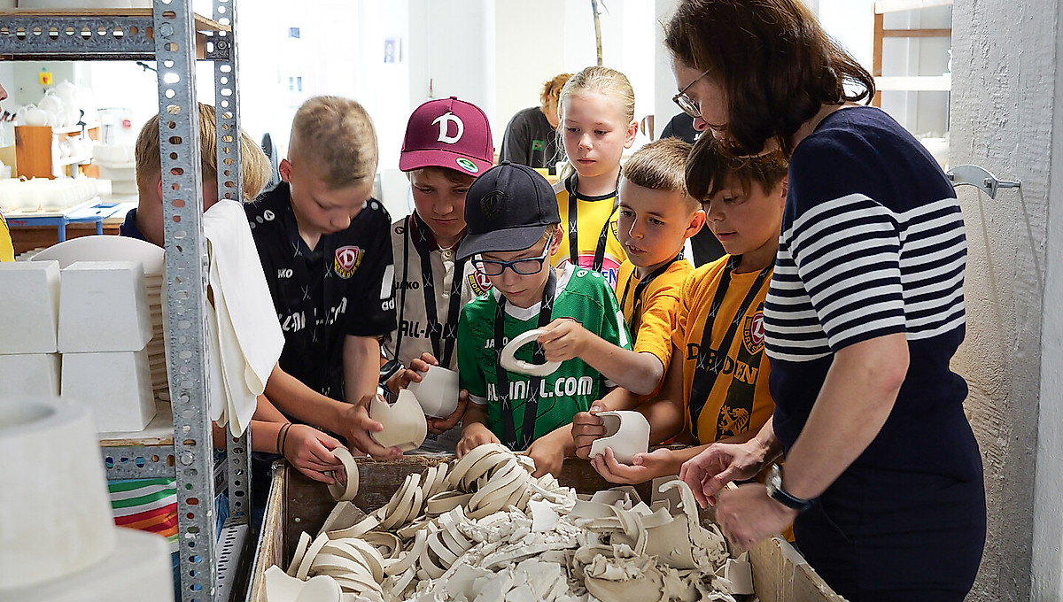 Kinder bei einer Führung in der Porzellanmanufaktur MEISSEN