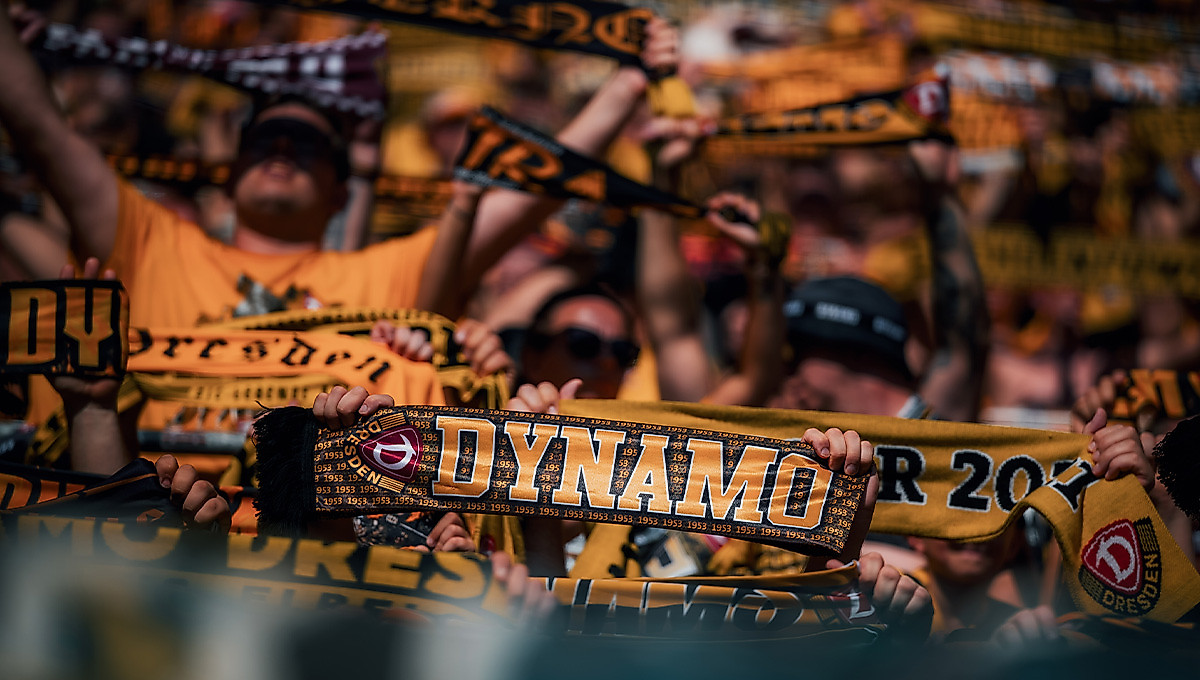 Fanschals im Fanblock mit der Aufschrift "DYNAMO".