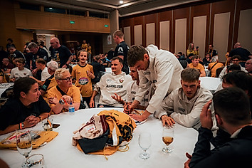 Spieler unterschreiben Fanartikel