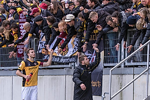 Die Mannschaft bedankt sich bei den zahlreich mitgereisten Fans.