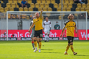Cheftrainer Alexander Schmidt reagiert auf den Rückstand und bringt Kapitän Mai ins Spiel. | Foto: Dennis Hetzschold
