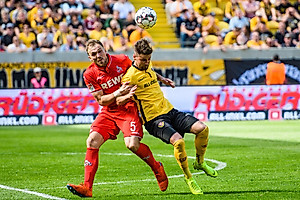 Niklas Kreuzer, Vorlagengeber zum 3:0, im Zweikmapf mit Rafael Czichos