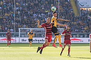 Niklas Kreuzer im Kopfballduell.