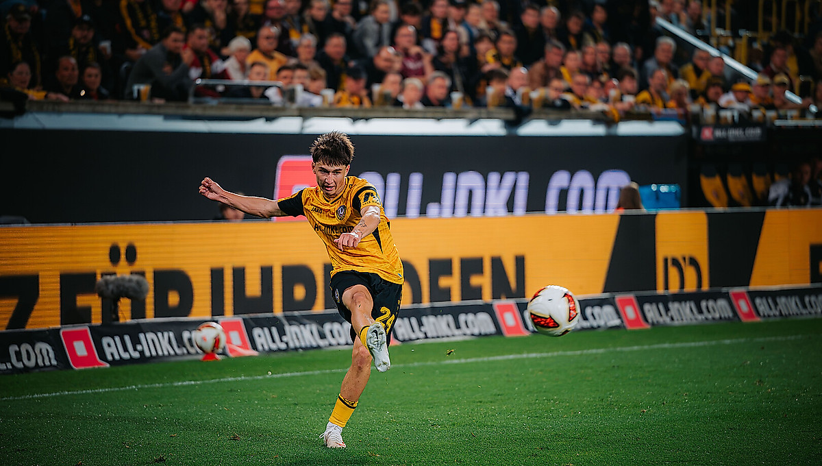 Dynamo Dresdens Patrice Covic flanke den Ball.