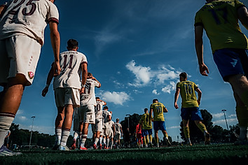Die Spieler der U21 laufen auf das Spielfeld ein.