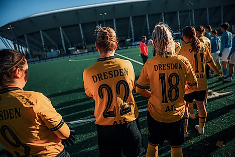 Die Frauenmannschaft der SGD bestreitet ihre Heimspiele auf dem Kunstrasenplatz am Rudolf-Harbig-Stadion.