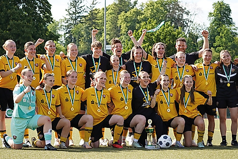 Die Frauenmannschaft der SGD mit dem Meisterpokal und den Meister-Medaillen.