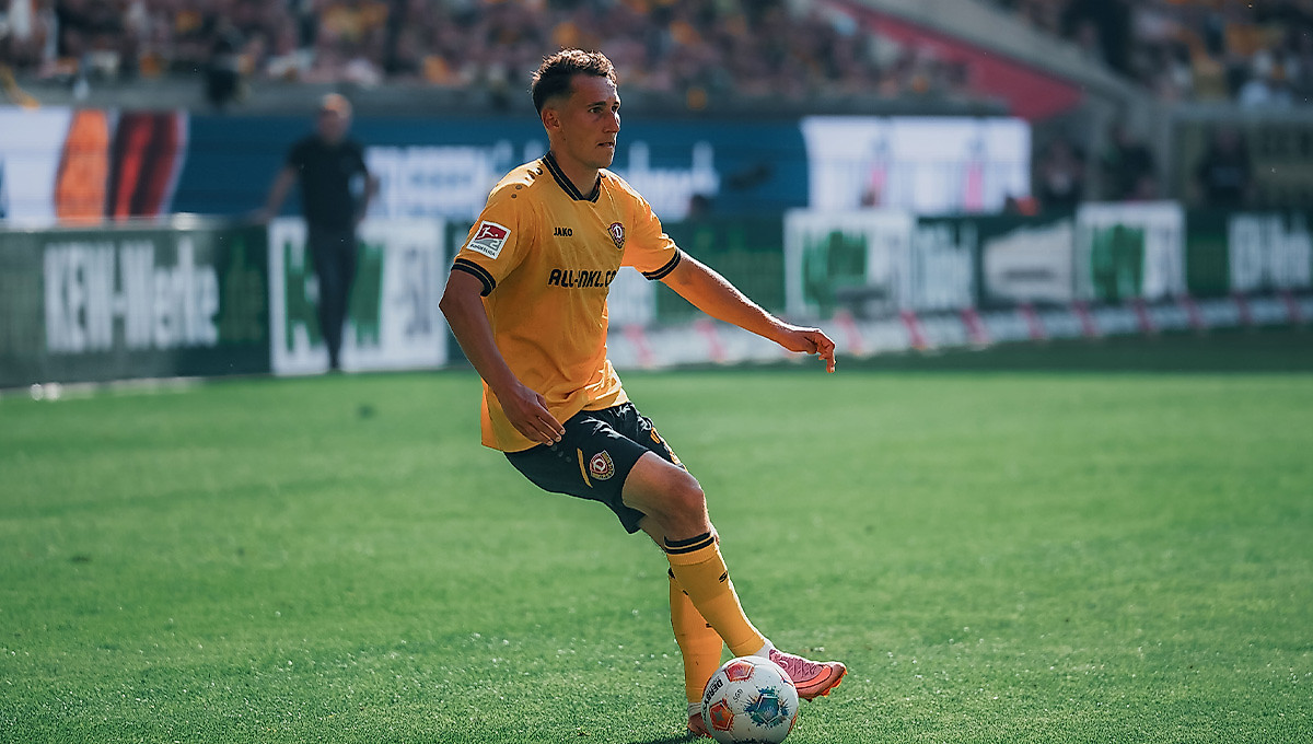 Konrad Faber hat den Ball am Fuß.