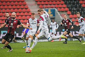 Herrmann kommt mit seinem Abschluss nicht durch die solide verteidigende FCI-Defensive. | Foto: Dennis Hetzschold