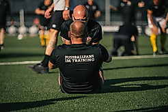 Dynamofans machen Sit-Ups.