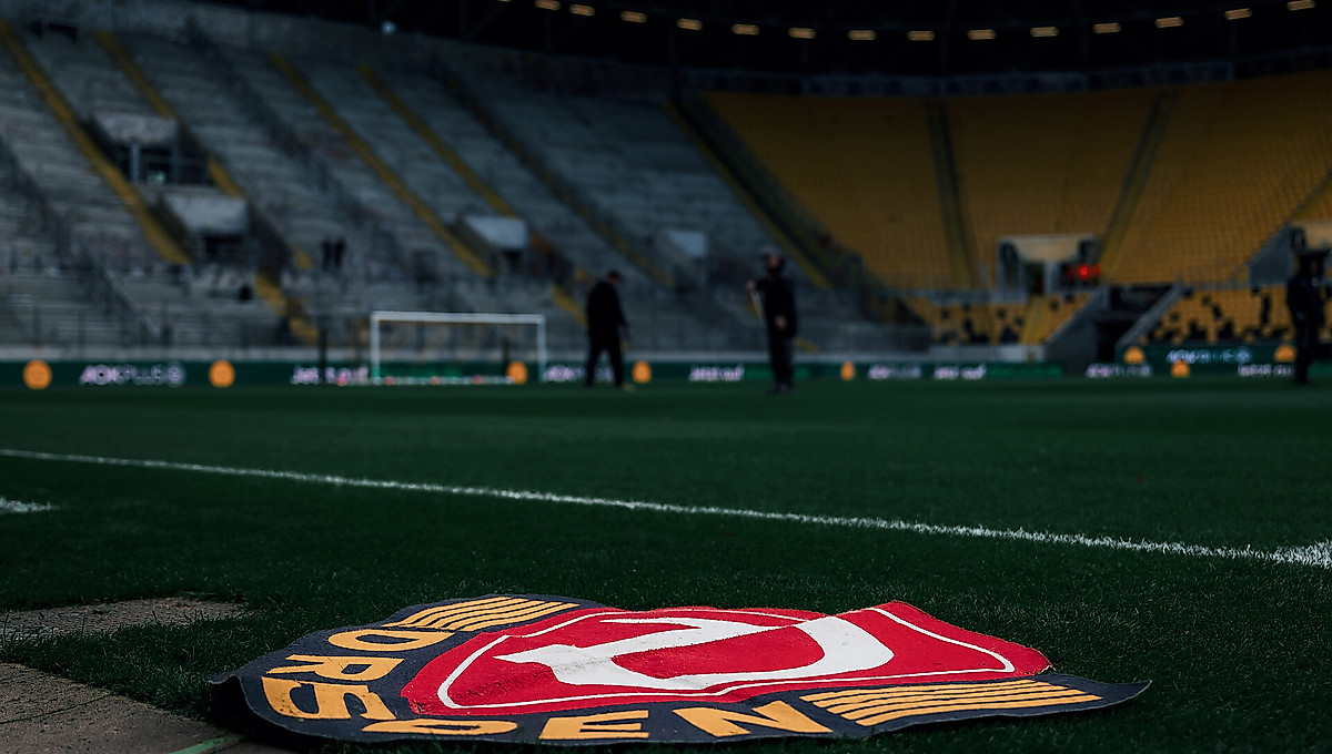Das Wappen der SGD als Teppich am Spielfeldrand des Rudolf-Harbig-Stadions.
