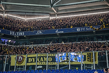 Voller Gästeblock im Schalker Stadion