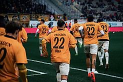 Die Mannschaft läuft mit den exklusiven gelben Aufwärmtrikots zur Erwärmung in Kaiserslautern raus.