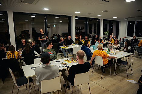 Eine Gruppe Menschen sitzt bei Brettspielen zusammen