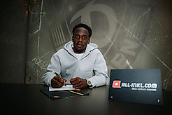 Kennedy Okpala bei der Vertragsunterschrift.