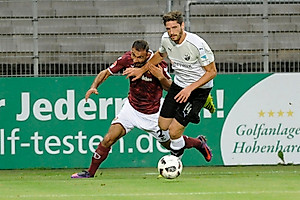 Akaki Gogia im Duel mitt Torschütze Kister
