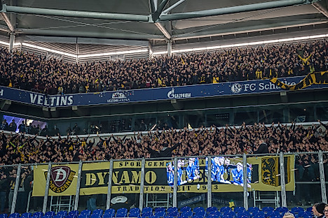 Voller Gästeblock im Schalker Stadion