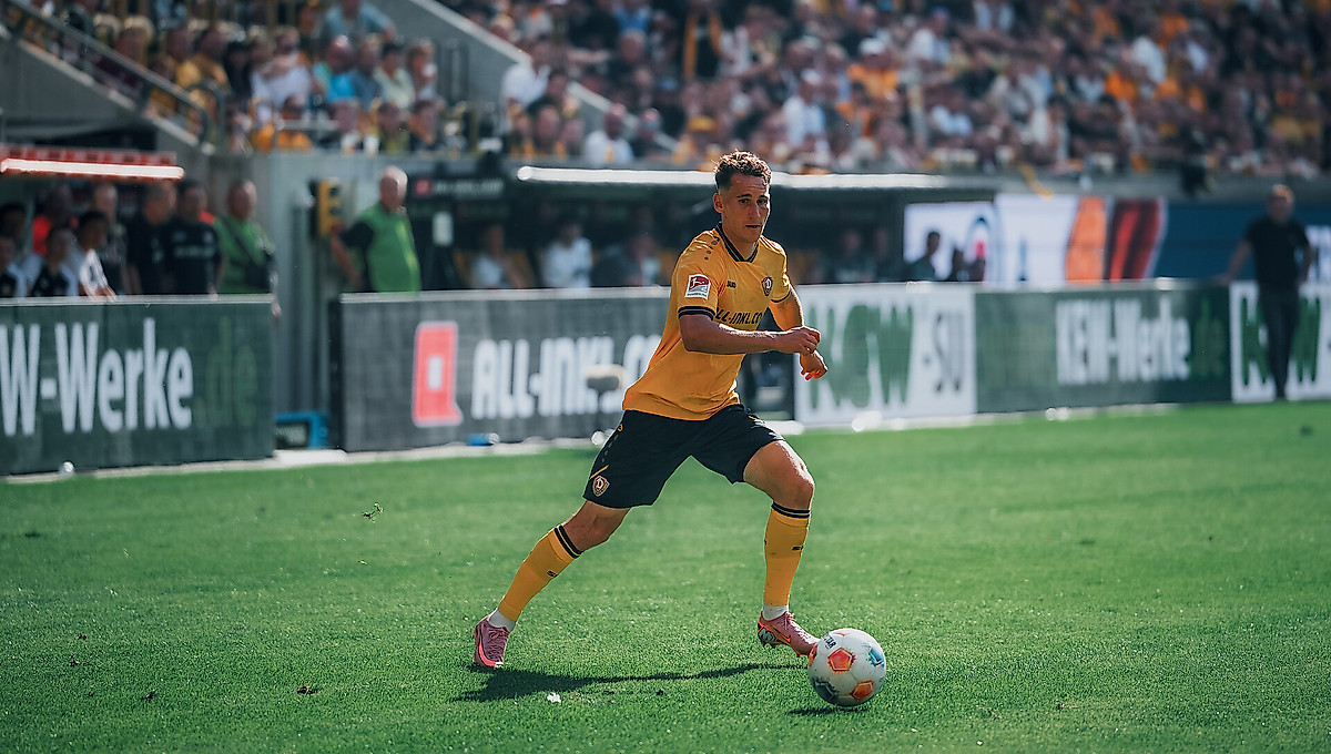 Konrad Faber am Ball im Rudolf-Harbig-Stadion.