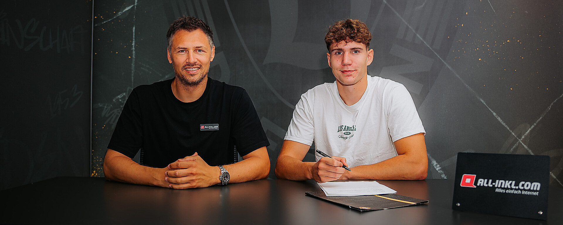 Sören Gonther und Friedrich Müller bei der Vertragsunterschrift.