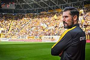 Cheftrainer Cristian Fiel vor dem K-Block.