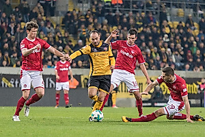 Rico Benatelli im Duell gegen drei Lauterer. (Foto: Steffen Kuttner)