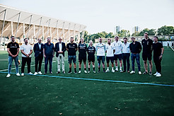 Die Geschäftsführung der SGD steht zusammen mit Vertretern aller beteiligter Vereine und dem geladenen Sächsischen Innenminister Armin Schuster und Sportbürgermeister Jan Donhauser auf dem neuen Kunstrasenplatz am Rudolf-Harbig-Stadion.