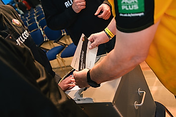 Ein Dynamo-Fan wirft einen Wahlzettel in eine Urne.