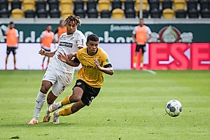 Ransford-Yeboah Königsdörffer kommt zu Fall.