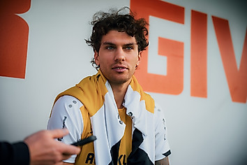 Julian Pauli auf der Trainerbank des Trainingsplatzes in Lara.