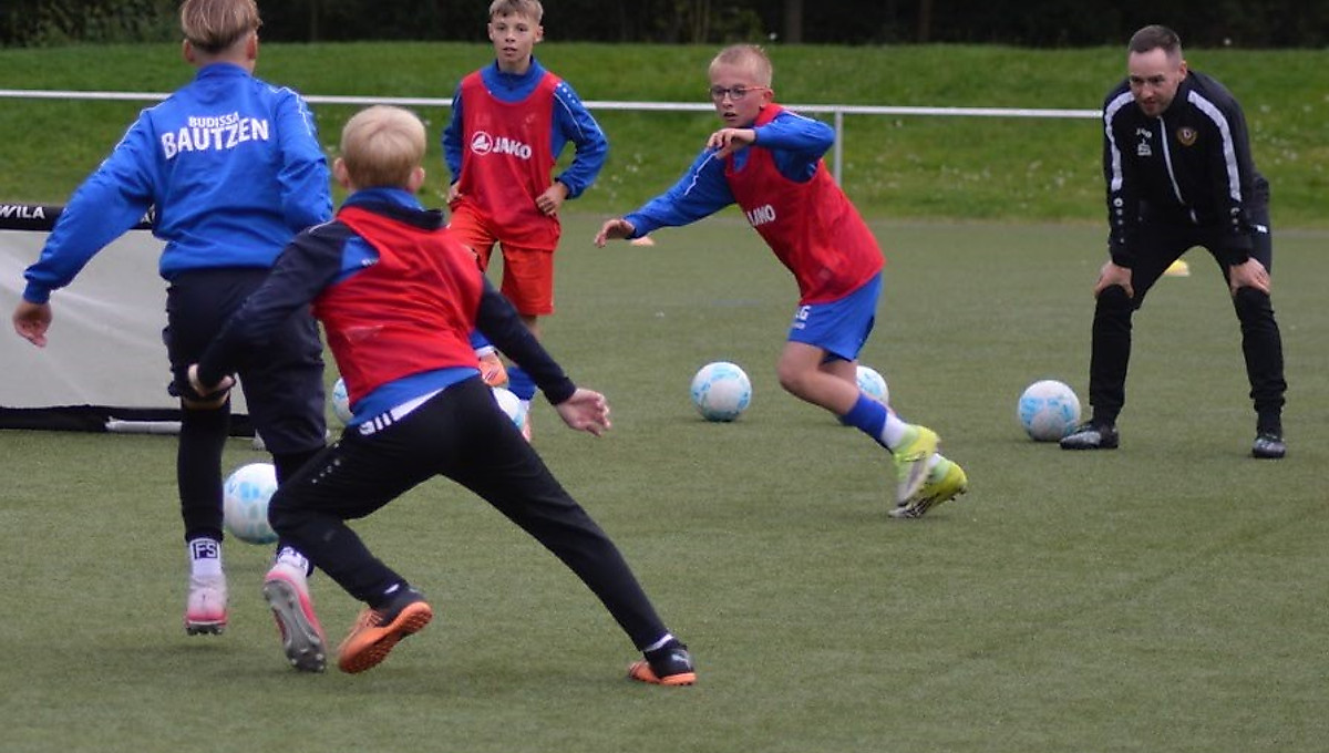 Junge Fußballspieler beim Training