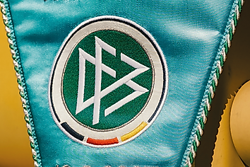 Ein Wimpel des DFB über einem Stuhl im Rudolf-Harbig-Stadion.