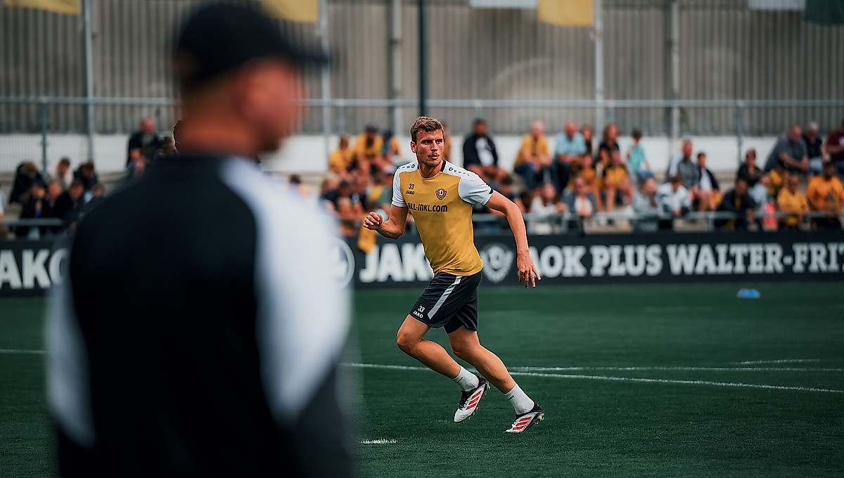 Christoph Daferner bei einer Torschussübung im Training.