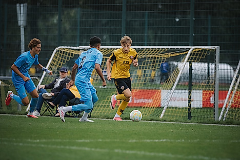 Ein Spieler der U16 im Zweikampf mit einem Spieler von Viktoria Berlin.