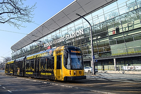 Eine Straßenbahn vorm Rudolf-Harbig-Stadion